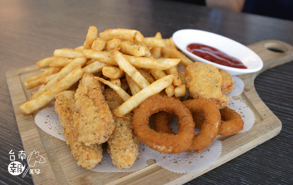 巷木shamu:【台南簡餐火鍋】【中西區】巷木Shamu|多人聚餐絕佳地點。空間寬敞、餐點好吃!