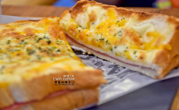 TWIN coffee 咖啡 云：台南 東區．厚鬆餅熔岩巧克力 t'win coffee 咖啡'云