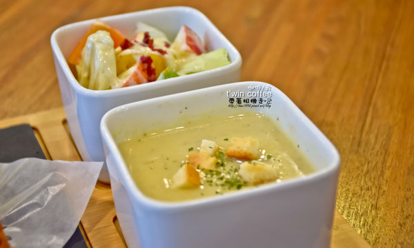 TWIN coffee 咖啡 云：台南 東區．厚鬆餅熔岩巧克力 t'win coffee 咖啡'云