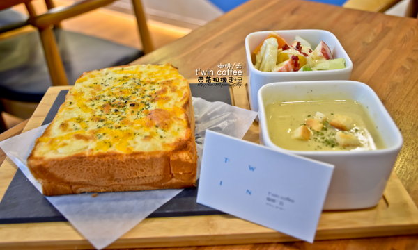 TWIN coffee 咖啡 云：台南 東區．厚鬆餅熔岩巧克力 t'win coffee 咖啡'云