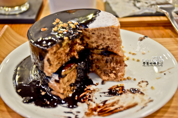 TWIN coffee 咖啡 云：台南 東區．厚鬆餅熔岩巧克力 t'win coffee 咖啡'云