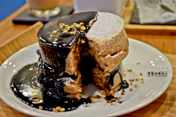 TWIN coffee 咖啡 云：台南 東區．厚鬆餅熔岩巧克力 t'win coffee 咖啡'云