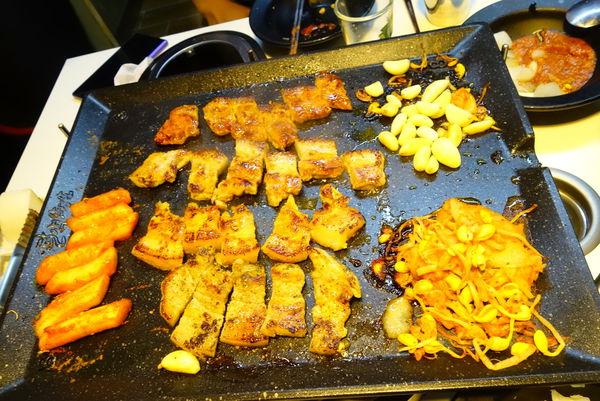 八色烤肉:韓國第一品牌 八色烤肉 ~ 超人氣訂位滿滿滿的八色豬 - 捷運忠孝敦化站