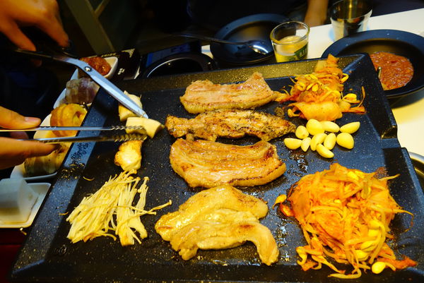 八色烤肉:韓國第一品牌 八色烤肉 ~ 超人氣訂位滿滿滿的八色豬 - 捷運忠孝敦化站