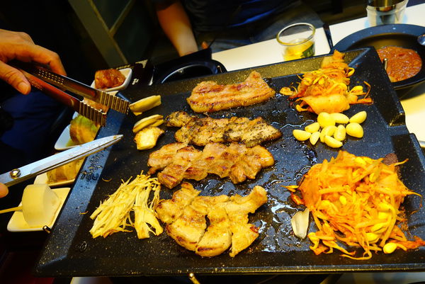 八色烤肉:韓國第一品牌 八色烤肉 ~ 超人氣訂位滿滿滿的八色豬 - 捷運忠孝敦化站