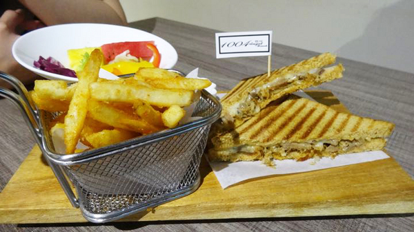 1004 Brunch 早午餐：【台南早午餐】【中西區】靠近台南高商。在1004 早午餐，吃著韓式Bruch。