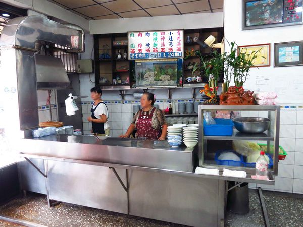 【三重美食】溪尾肉圓-滿到爆出來的肉羹與古早味肉圓