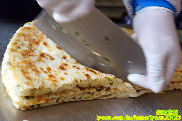 河南蔥大餅：【台南-東區】銅板10元x蔥大餅...大推蔥大餅..《河南蔥大餅》