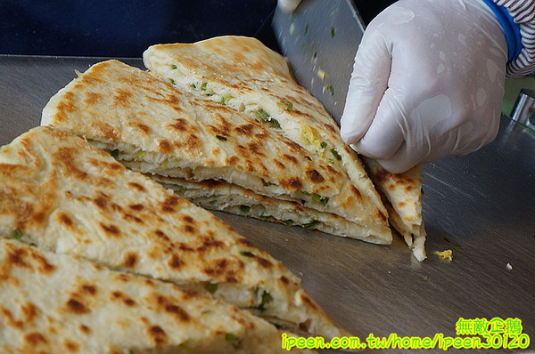 河南蔥大餅：【台南-東區】銅板10元x蔥大餅...大推蔥大餅..《河南蔥大餅》