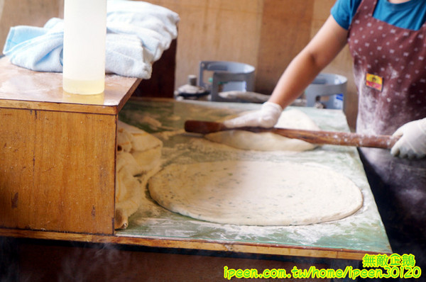 河南蔥大餅：【台南-東區】銅板10元x蔥大餅...大推蔥大餅..《河南蔥大餅》