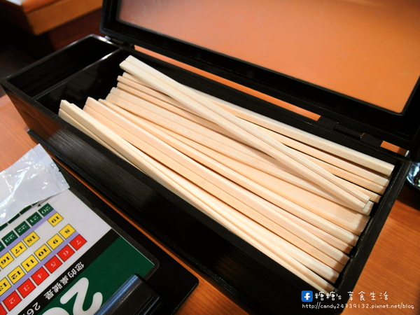 くら寿司 藏壽司(台中廣三SOGO店):〖台中│美食〗くら寿司 藏壽司 ❤ 沒有單賣生魚片的迴轉壽司,點餐方式很特別,盤數五的倍數還可以玩抽獎唷!!