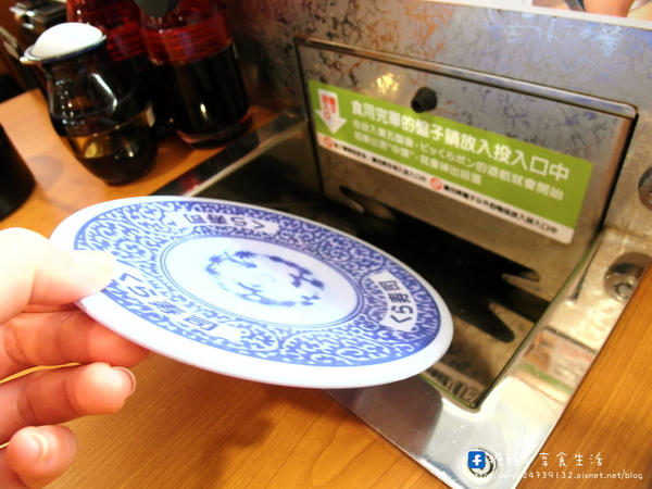 くら寿司 藏壽司(台中廣三SOGO店):〖台中│美食〗くら寿司 藏壽司 ❤ 沒有單賣生魚片的迴轉壽司,點餐方式很特別,盤數五的倍數還可以玩抽獎唷!!