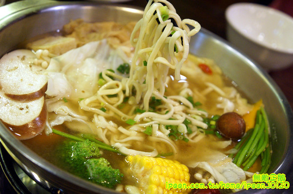 小綿羊藥膳的鍋(健康店)：【台南-中西區】進擊的綿羊!~超好喝藥膳湯!...太陽牌冰淇淋/花枝蝦仁漿/嚴選海鮮/手工拉麵《小綿羊藥膳的鍋》