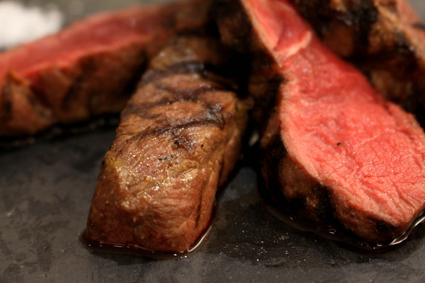 Happy J House 快樂爵士屋：牛排露出粉嫩色澤~Happy J House 快樂爵士屋~