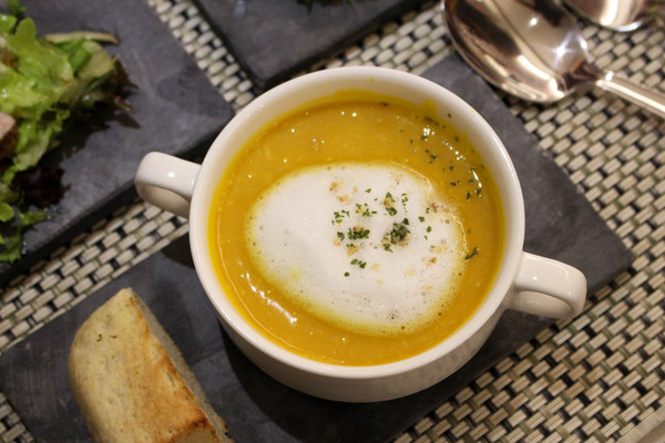 Happy J House 快樂爵士屋：牛排露出粉嫩色澤~Happy J House 快樂爵士屋~