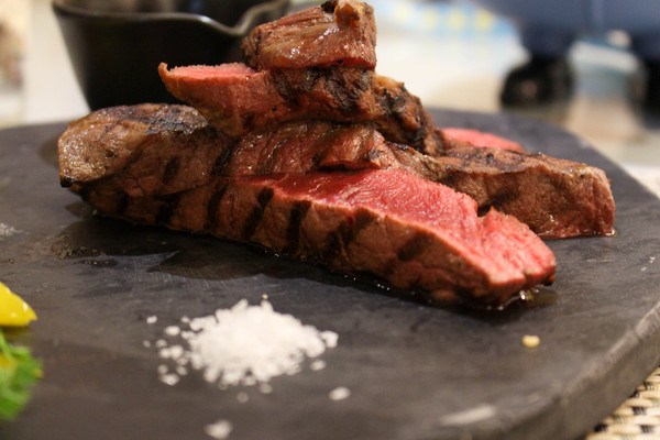 Happy J House 快樂爵士屋：牛排露出粉嫩色澤~Happy J House 快樂爵士屋~