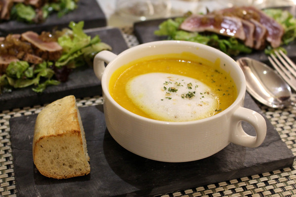 Happy J House 快樂爵士屋：牛排露出粉嫩色澤~Happy J House 快樂爵士屋~