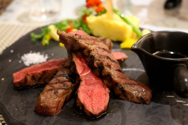 Happy J House 快樂爵士屋：牛排露出粉嫩色澤~Happy J House 快樂爵士屋~