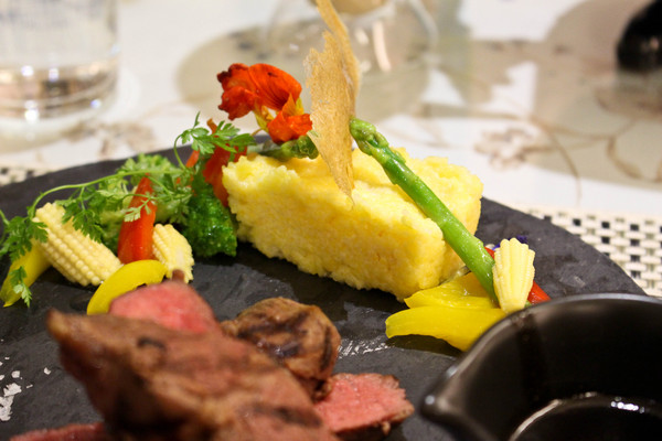 Happy J House 快樂爵士屋：牛排露出粉嫩色澤~Happy J House 快樂爵士屋~