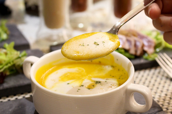 Happy J House 快樂爵士屋：牛排露出粉嫩色澤~Happy J House 快樂爵士屋~