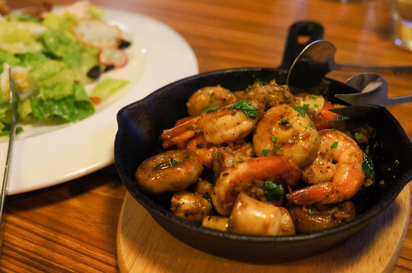 Bistro Smith 咖啡餐酒館：(胖樺食記)台北東區Bistro Smith 咖啡餐酒館。餐點一流環境舒適讓人流連忘返。