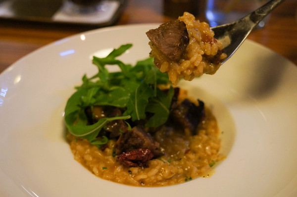 Bistro Smith 咖啡餐酒館：(胖樺食記)台北東區Bistro Smith 咖啡餐酒館。餐點一流環境舒適讓人流連忘返。