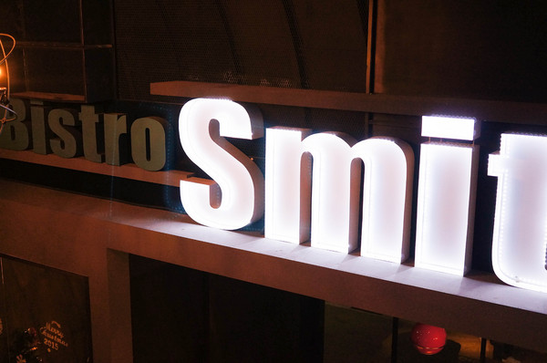 Bistro Smith 咖啡餐酒館：(胖樺食記)台北東區Bistro Smith 咖啡餐酒館。餐點一流環境舒適讓人流連忘返。