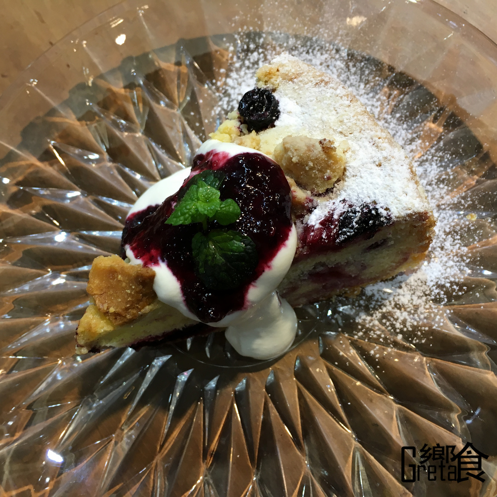 酥菠蘿莓果溫蛋糕