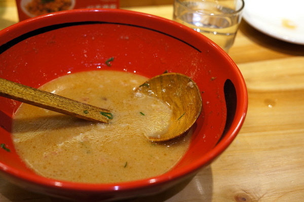 北海道えびそば一幻 台灣：(胖樺食記)信義區來自北海道”えびそば一幻拉麵台灣”。名不虛傳的蝦味十足。