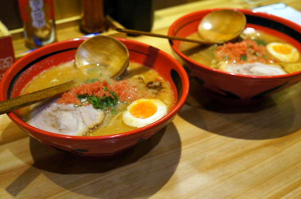 北海道えびそば一幻 台灣：(胖樺食記)信義區來自北海道”えびそば一幻拉麵台灣”。名不虛傳的蝦味十足。