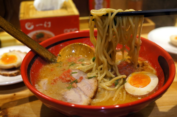 北海道えびそば一幻 台灣：(胖樺食記)信義區來自北海道”えびそば一幻拉麵台灣”。名不虛傳的蝦味十足。