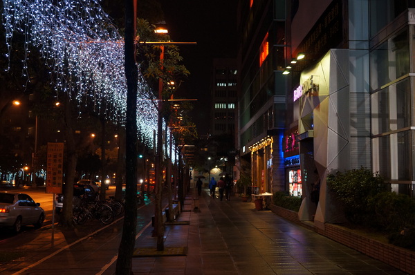 北海道えびそば一幻 台灣：(胖樺食記)信義區來自北海道”えびそば一幻拉麵台灣”。名不虛傳的蝦味十足。