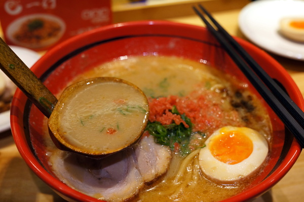 北海道えびそば一幻 台灣：(胖樺食記)信義區來自北海道”えびそば一幻拉麵台灣”。名不虛傳的蝦味十足。