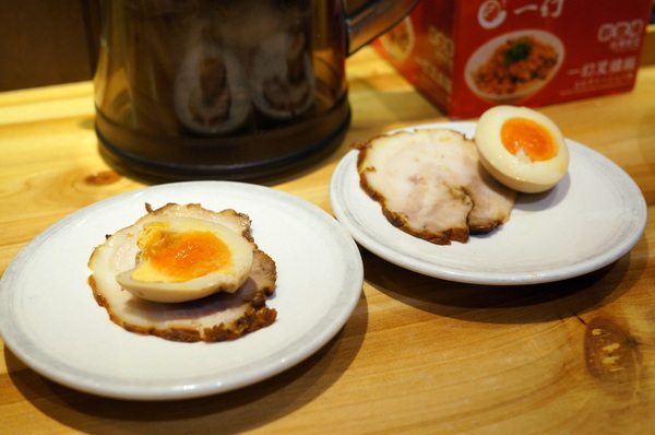 北海道えびそば一幻 台灣：(胖樺食記)信義區來自北海道”えびそば一幻拉麵台灣”。名不虛傳的蝦味十足。