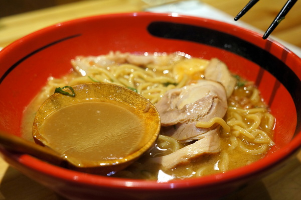 北海道えびそば一幻 台灣：(胖樺食記)信義區來自北海道”えびそば一幻拉麵台灣”。名不虛傳的蝦味十足。