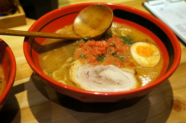 北海道えびそば一幻 台灣：(胖樺食記)信義區來自北海道”えびそば一幻拉麵台灣”。名不虛傳的蝦味十足。