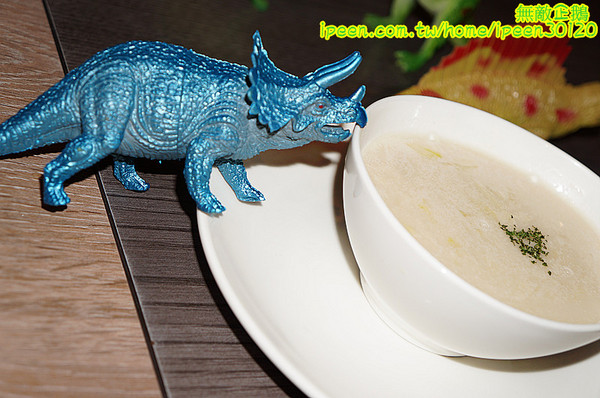 艾可先生漢堡餐廳(逢甲店):【台中-西屯區】手工漢堡肉x花生醬..擁有法式靈魂的美式漢堡..氣泡飲料.無限暢飲!~大推達拉斯牛小排燉飯(辣).花生醬燒烤堡.泰式甜辣雞翅...《艾可先生漢堡餐廳(逢甲店)》