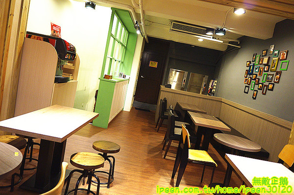 艾可先生漢堡餐廳(逢甲店):【台中-西屯區】手工漢堡肉x花生醬..擁有法式靈魂的美式漢堡..氣泡飲料.無限暢飲!~大推達拉斯牛小排燉飯(辣).花生醬燒烤堡.泰式甜辣雞翅...《艾可先生漢堡餐廳(逢甲店)》