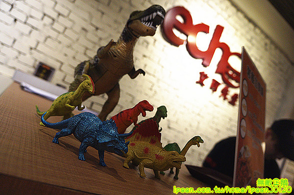 艾可先生漢堡餐廳(逢甲店):【台中-西屯區】手工漢堡肉x花生醬..擁有法式靈魂的美式漢堡..氣泡飲料.無限暢飲!~大推達拉斯牛小排燉飯(辣).花生醬燒烤堡.泰式甜辣雞翅...《艾可先生漢堡餐廳(逢甲店)》