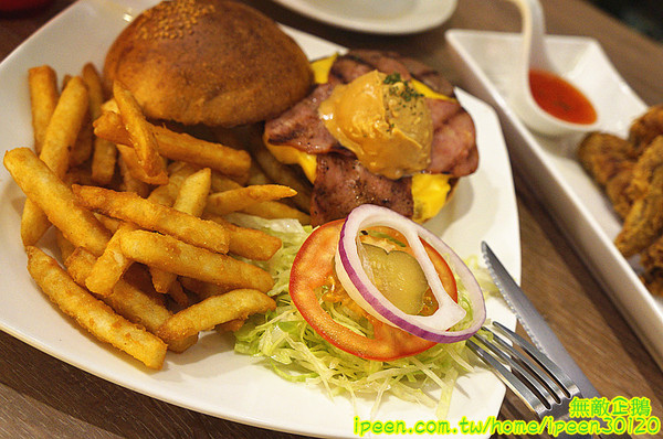 艾可先生漢堡餐廳(逢甲店):【台中-西屯區】手工漢堡肉x花生醬..擁有法式靈魂的美式漢堡..氣泡飲料.無限暢飲!~大推達拉斯牛小排燉飯(辣).花生醬燒烤堡.泰式甜辣雞翅...《艾可先生漢堡餐廳(逢甲店)》