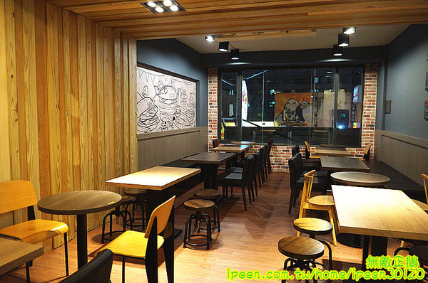 艾可先生漢堡餐廳(逢甲店):【台中-西屯區】手工漢堡肉x花生醬..擁有法式靈魂的美式漢堡..氣泡飲料.無限暢飲!~大推達拉斯牛小排燉飯(辣).花生醬燒烤堡.泰式甜辣雞翅...《艾可先生漢堡餐廳(逢甲店)》