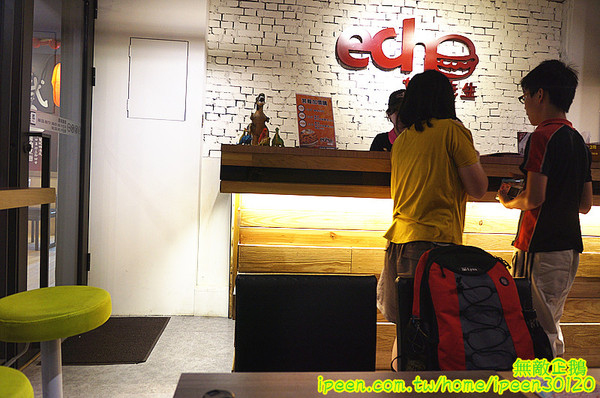 艾可先生漢堡餐廳(逢甲店):【台中-西屯區】手工漢堡肉x花生醬..擁有法式靈魂的美式漢堡..氣泡飲料.無限暢飲!~大推達拉斯牛小排燉飯(辣).花生醬燒烤堡.泰式甜辣雞翅...《艾可先生漢堡餐廳(逢甲店)》