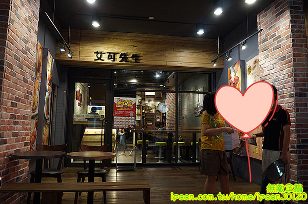 艾可先生漢堡餐廳(逢甲店):【台中-西屯區】手工漢堡肉x花生醬..擁有法式靈魂的美式漢堡..氣泡飲料.無限暢飲!~大推達拉斯牛小排燉飯(辣).花生醬燒烤堡.泰式甜辣雞翅...《艾可先生漢堡餐廳(逢甲店)》