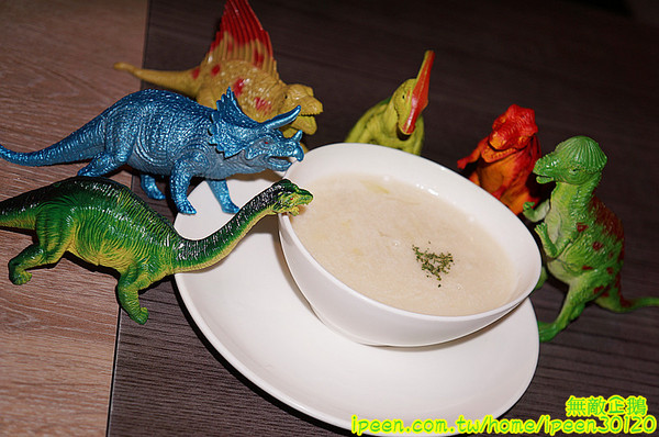 艾可先生漢堡餐廳(逢甲店):【台中-西屯區】手工漢堡肉x花生醬..擁有法式靈魂的美式漢堡..氣泡飲料.無限暢飲!~大推達拉斯牛小排燉飯(辣).花生醬燒烤堡.泰式甜辣雞翅...《艾可先生漢堡餐廳(逢甲店)》