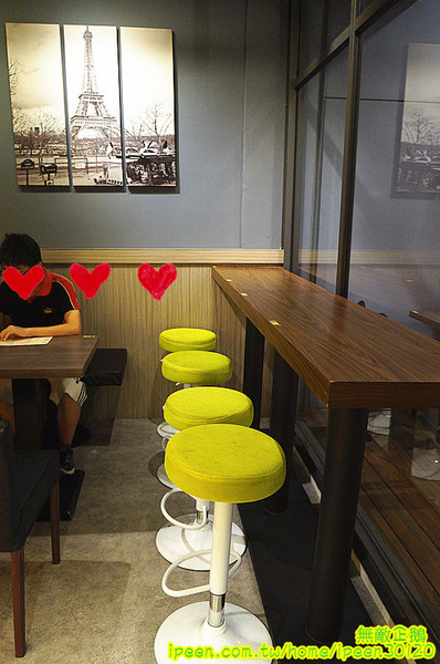 艾可先生漢堡餐廳(逢甲店):【台中-西屯區】手工漢堡肉x花生醬..擁有法式靈魂的美式漢堡..氣泡飲料.無限暢飲!~大推達拉斯牛小排燉飯(辣).花生醬燒烤堡.泰式甜辣雞翅...《艾可先生漢堡餐廳(逢甲店)》