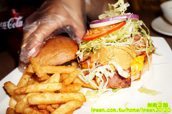 艾可先生漢堡餐廳(逢甲店):【台中-西屯區】手工漢堡肉x花生醬..擁有法式靈魂的美式漢堡..氣泡飲料.無限暢飲!~大推達拉斯牛小排燉飯(辣).花生醬燒烤堡.泰式甜辣雞翅...《艾可先生漢堡餐廳(逢甲店)》