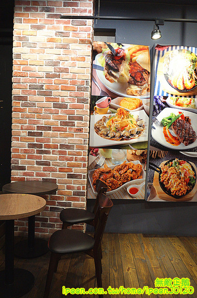 艾可先生漢堡餐廳(逢甲店):【台中-西屯區】手工漢堡肉x花生醬..擁有法式靈魂的美式漢堡..氣泡飲料.無限暢飲!~大推達拉斯牛小排燉飯(辣).花生醬燒烤堡.泰式甜辣雞翅...《艾可先生漢堡餐廳(逢甲店)》