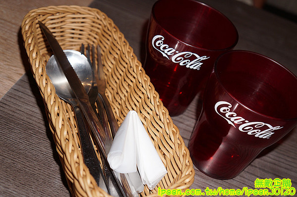 艾可先生漢堡餐廳(逢甲店):【台中-西屯區】手工漢堡肉x花生醬..擁有法式靈魂的美式漢堡..氣泡飲料.無限暢飲!~大推達拉斯牛小排燉飯(辣).花生醬燒烤堡.泰式甜辣雞翅...《艾可先生漢堡餐廳(逢甲店)》