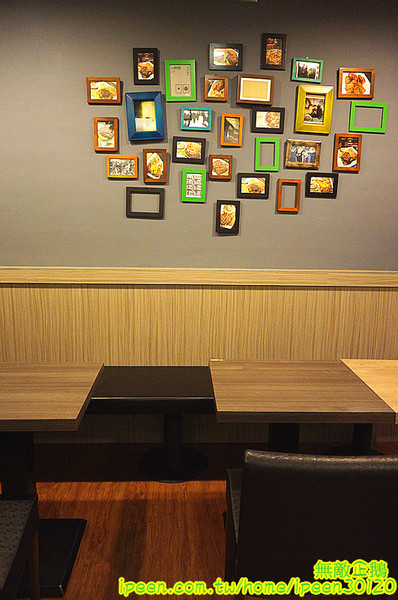 艾可先生漢堡餐廳(逢甲店):【台中-西屯區】手工漢堡肉x花生醬..擁有法式靈魂的美式漢堡..氣泡飲料.無限暢飲!~大推達拉斯牛小排燉飯(辣).花生醬燒烤堡.泰式甜辣雞翅...《艾可先生漢堡餐廳(逢甲店)》