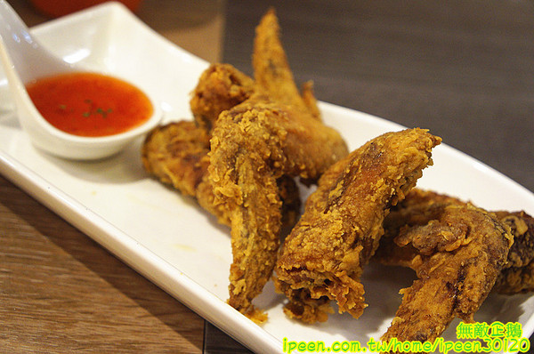 艾可先生漢堡餐廳(逢甲店):【台中-西屯區】手工漢堡肉x花生醬..擁有法式靈魂的美式漢堡..氣泡飲料.無限暢飲!~大推達拉斯牛小排燉飯(辣).花生醬燒烤堡.泰式甜辣雞翅...《艾可先生漢堡餐廳(逢甲店)》